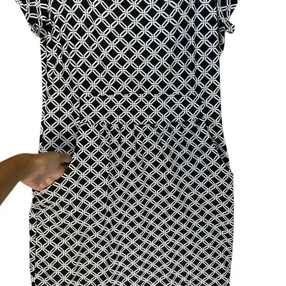J.‎ McLaughlin Women’s Black White Geometric Capped Sleeve Above Knee Dress M - Picture 4 of 8